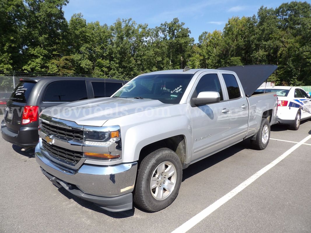 2018 Chevrolet Silverado 1500 with Tonneau Cover (Bad Engine)
