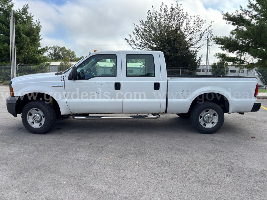 2006 F250 4x4 Crew Cab Short Bed Truck (Facilities)