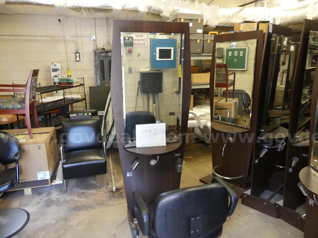 Single salon station with barber chair