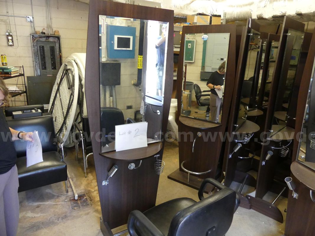 Single salon station with barber chair