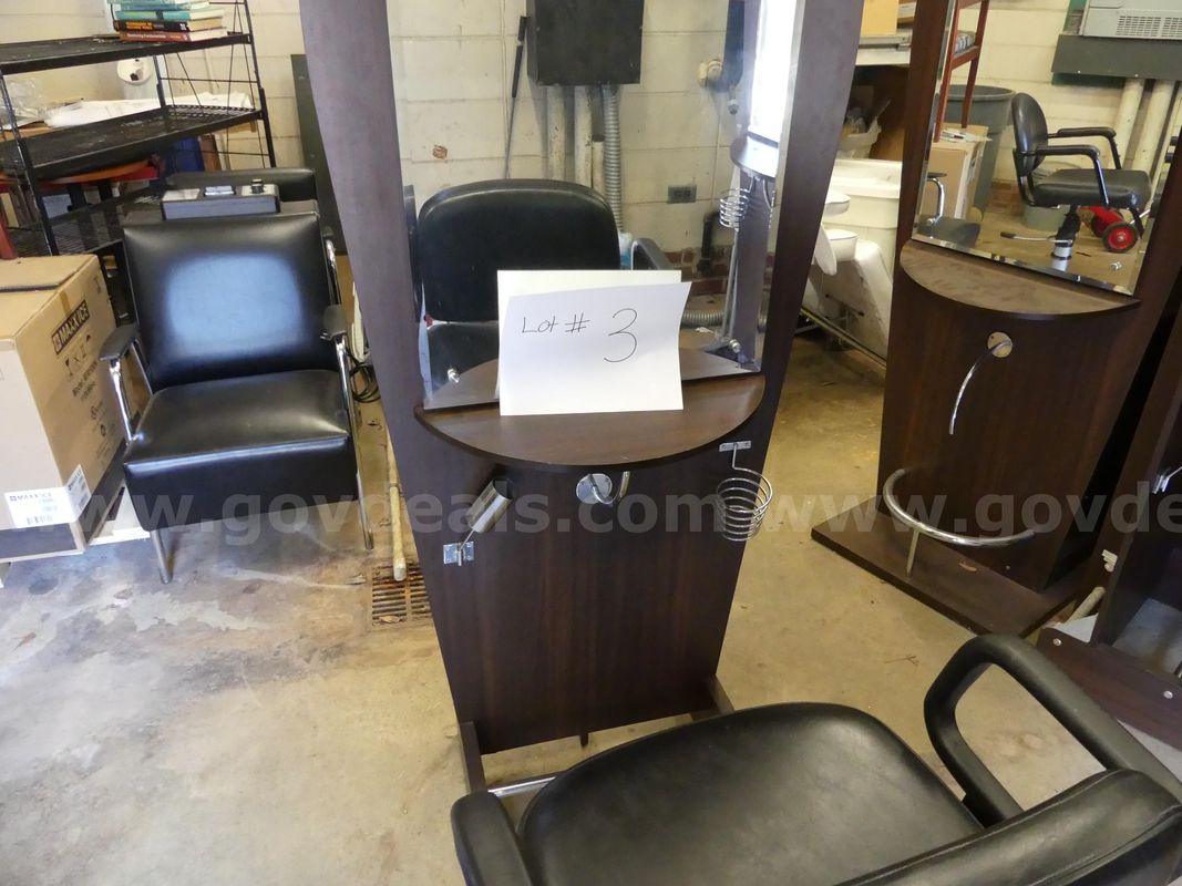 Single salon station with barber chair