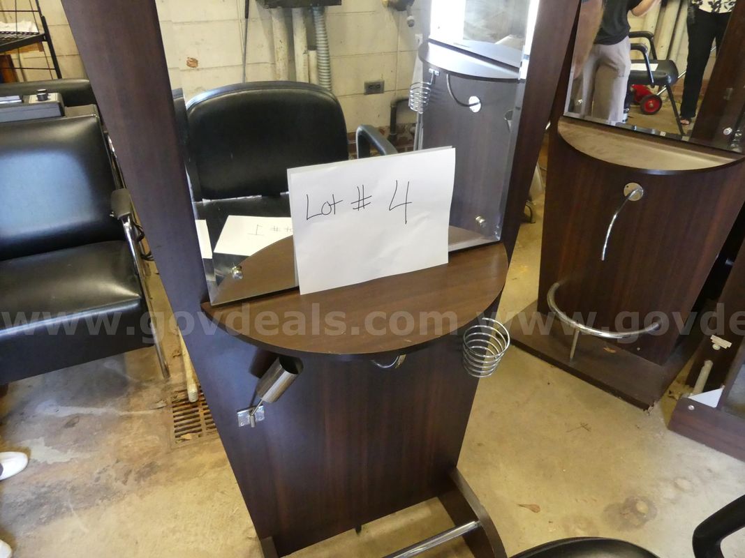 Single salon station with barber chair