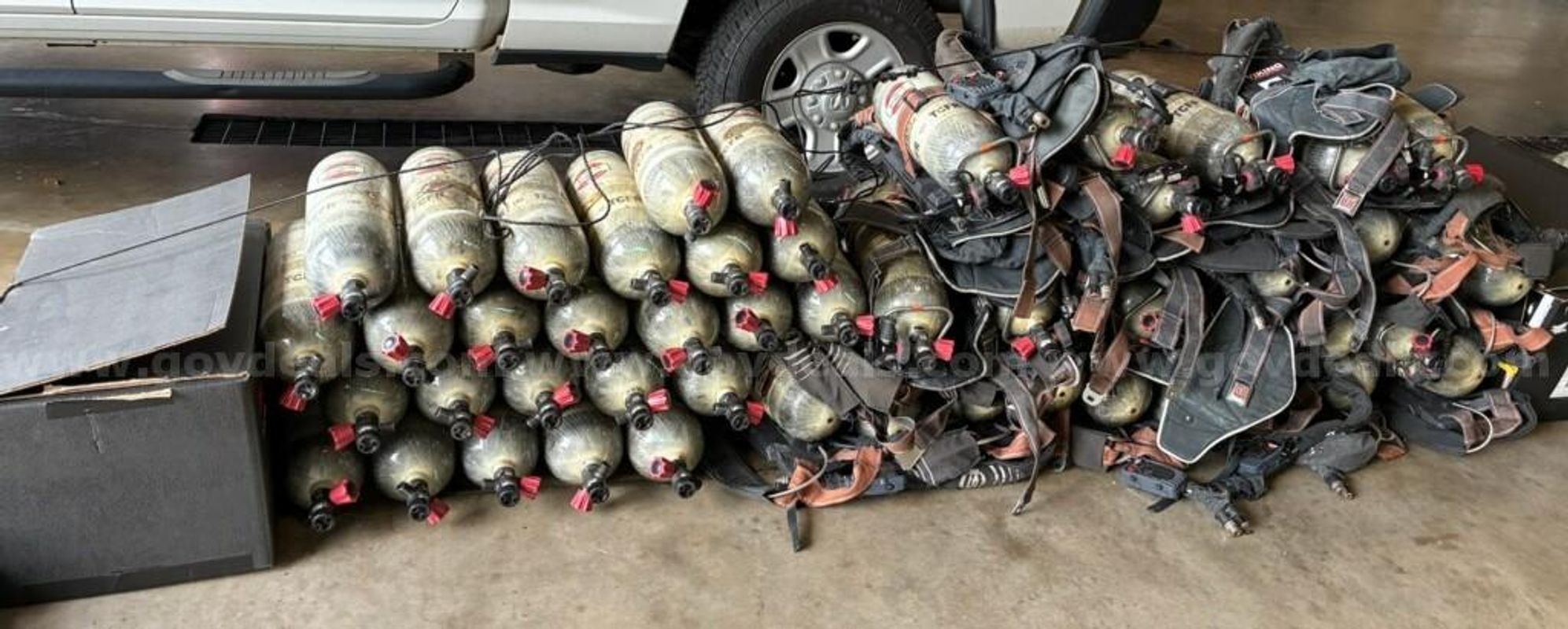 Fire Equipment - 21 Masks - 25 SCBA - 50 Air Cylinders Lot 4 of 5