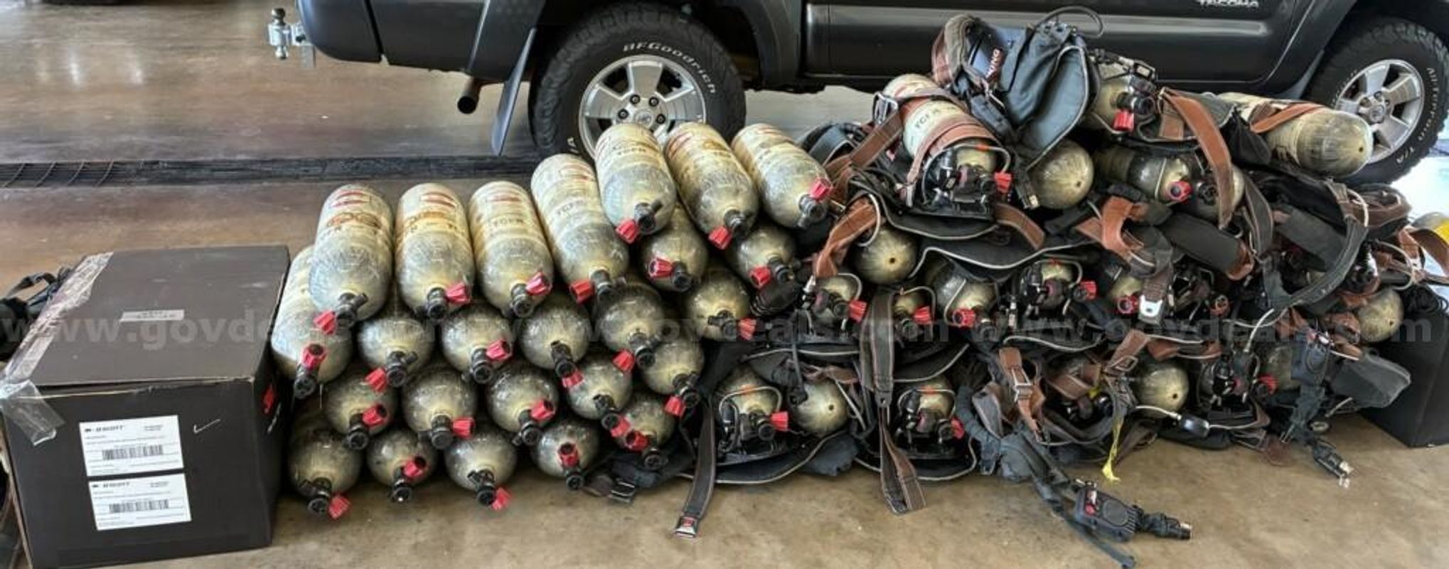 Fire Equipment - 25 Masks - 25 SCBA - 50 Air Cylinders Lot 2 of 5