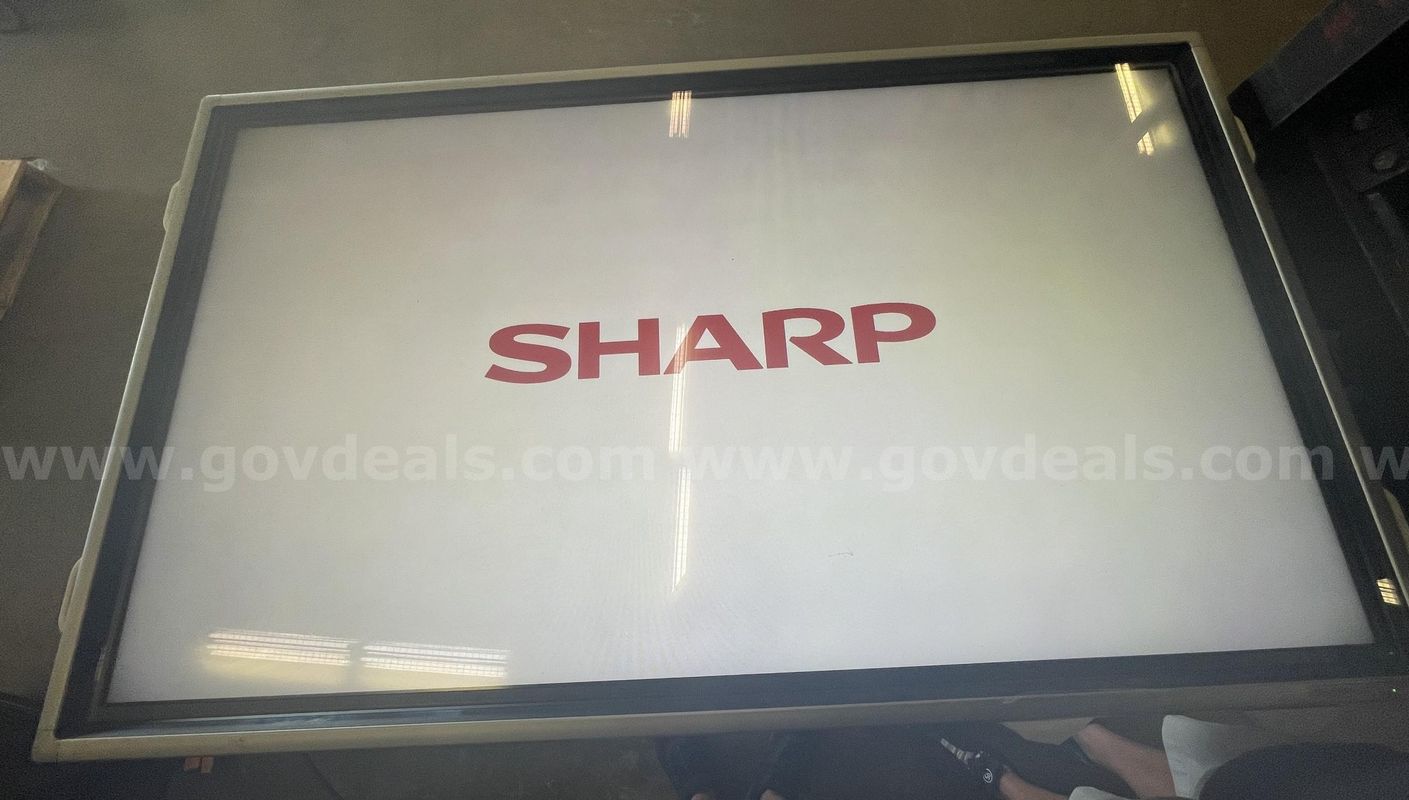TV's / SmartBoards - Qty of 8 Items in Lot (no shipping, must p/u)