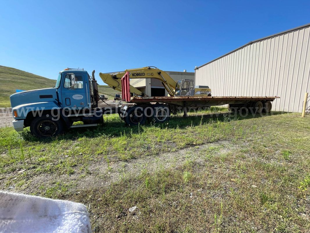 1990 Mack CH613 Tractor w/Dorsey Flat Bed Trailer