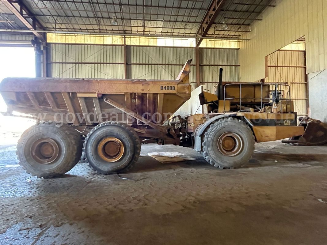 Caterpillar D400D Articulated Dump Truck - Runs - 16,312 Hours