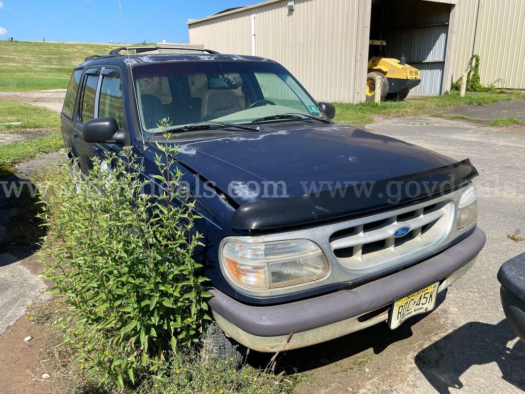 1996 Ford Explorer XL 4-Door 4WD