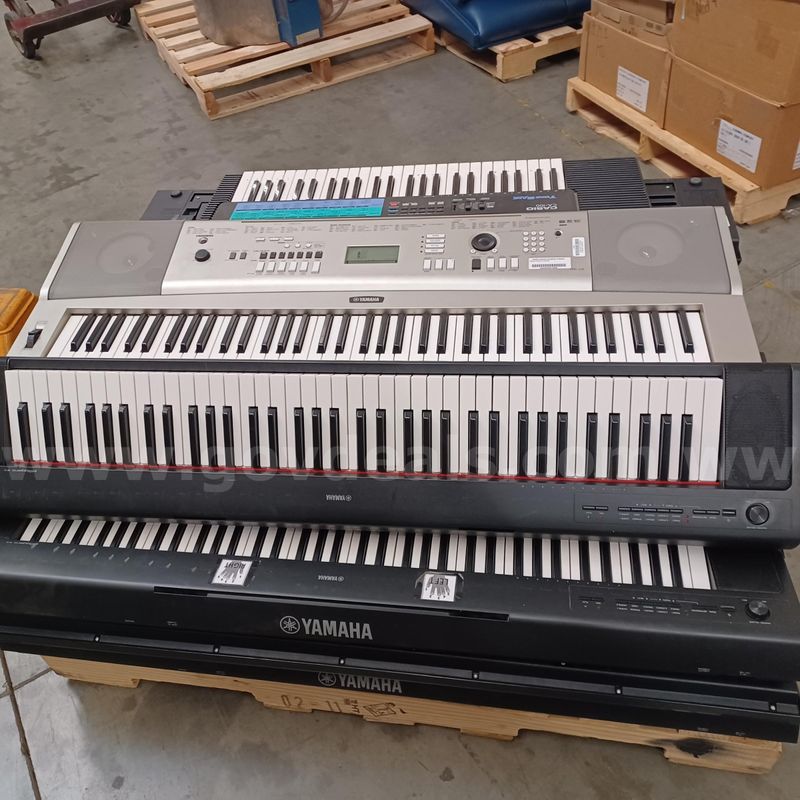Lot of 30 Electronic Pianos