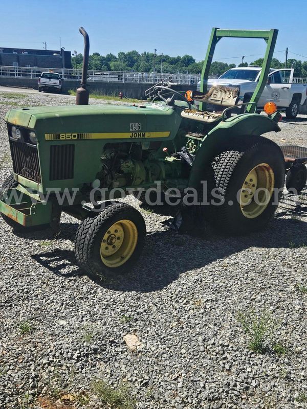 JOHN DEERE 850 TRACTOR