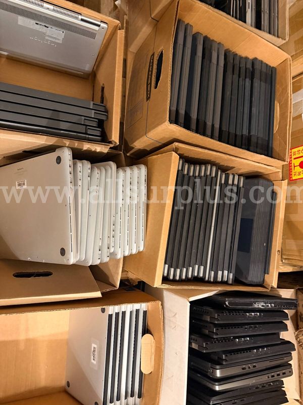 Lot of Laptops (Apple,HP,Dell,Lenovo) with hard drives & chargers.