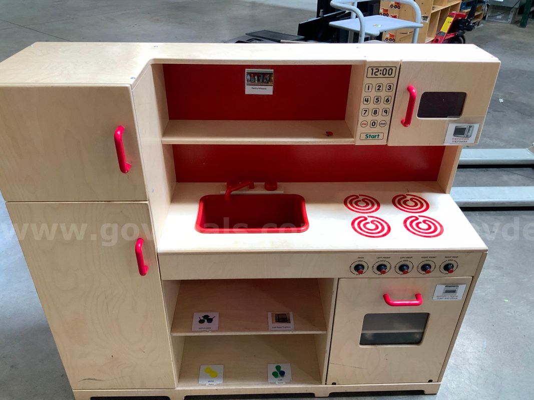 50"x15.5"x44" Play Kitchen