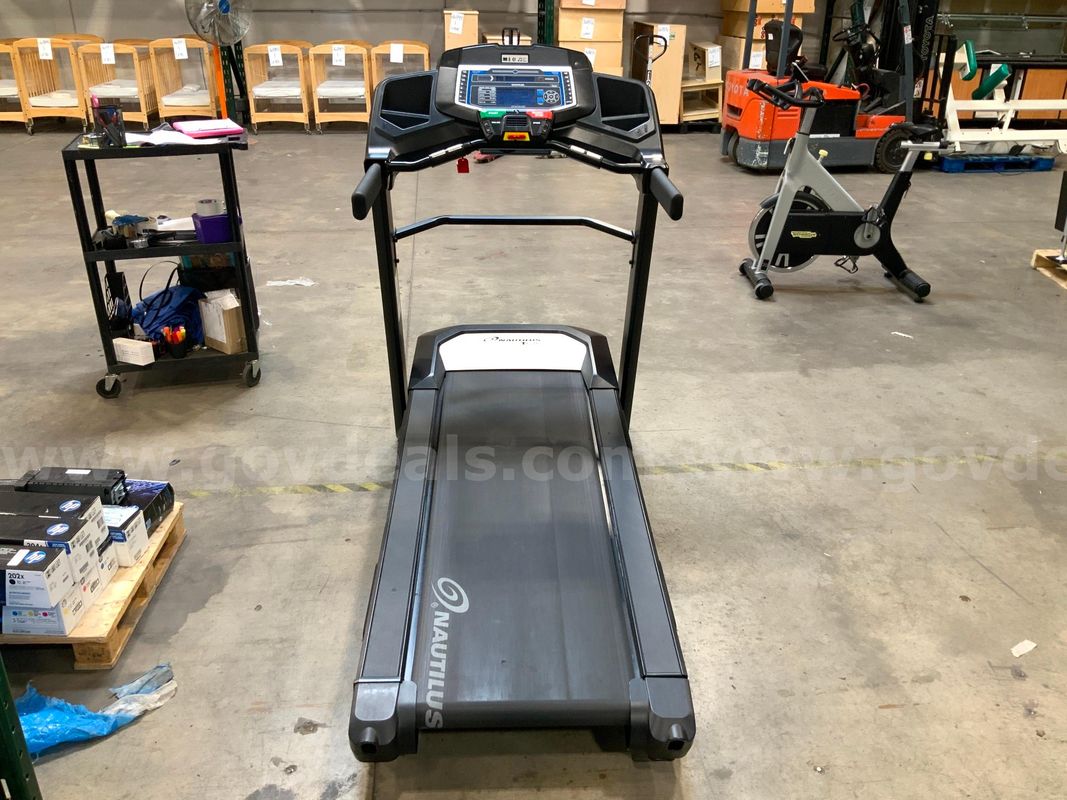 Nautilus T1616 Treadmill w/ adjustable incline and speed