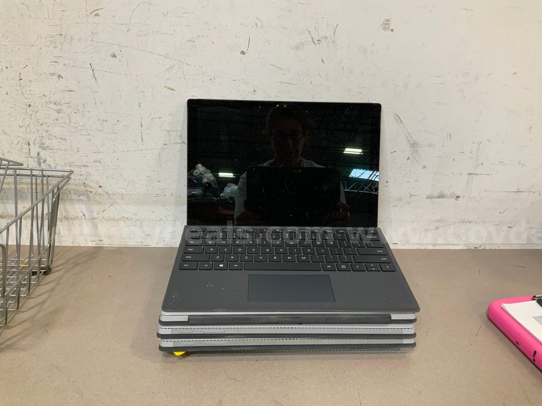 5 Microsoft Surface 1724 256GB