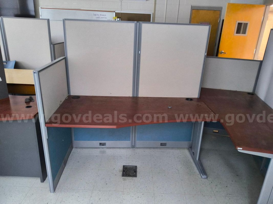 1 Lot of 8 partitioned desk