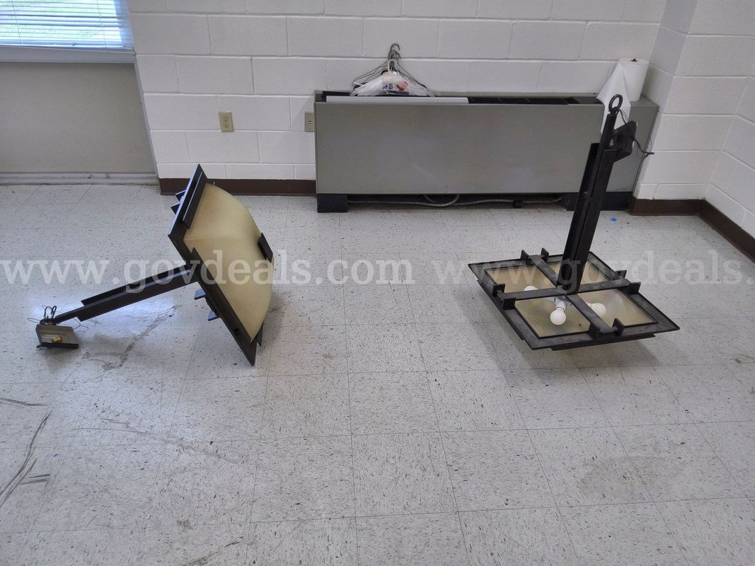 1 lot of 2 light fixtures