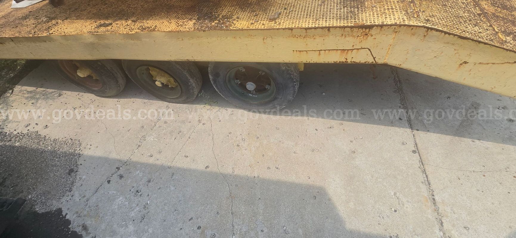 Tri-Axle Heavy Equipment Trailer – Steel Deck