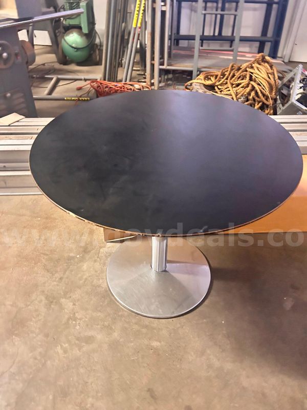 Round pedestal bistro table