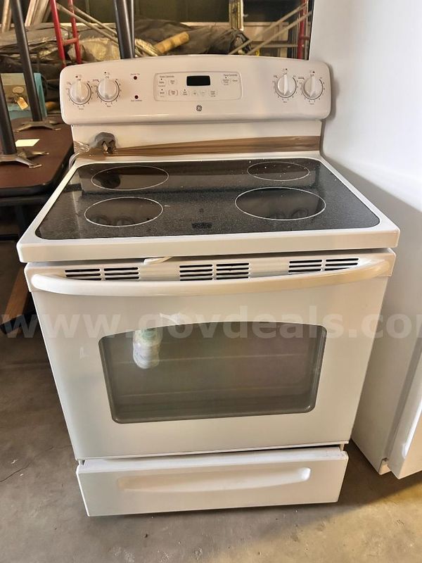 White Free-Standing Smooth-Top Electric Stove