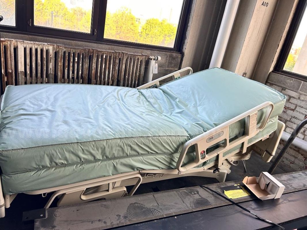 Hospital Bed with Vinyl Medical Mattress