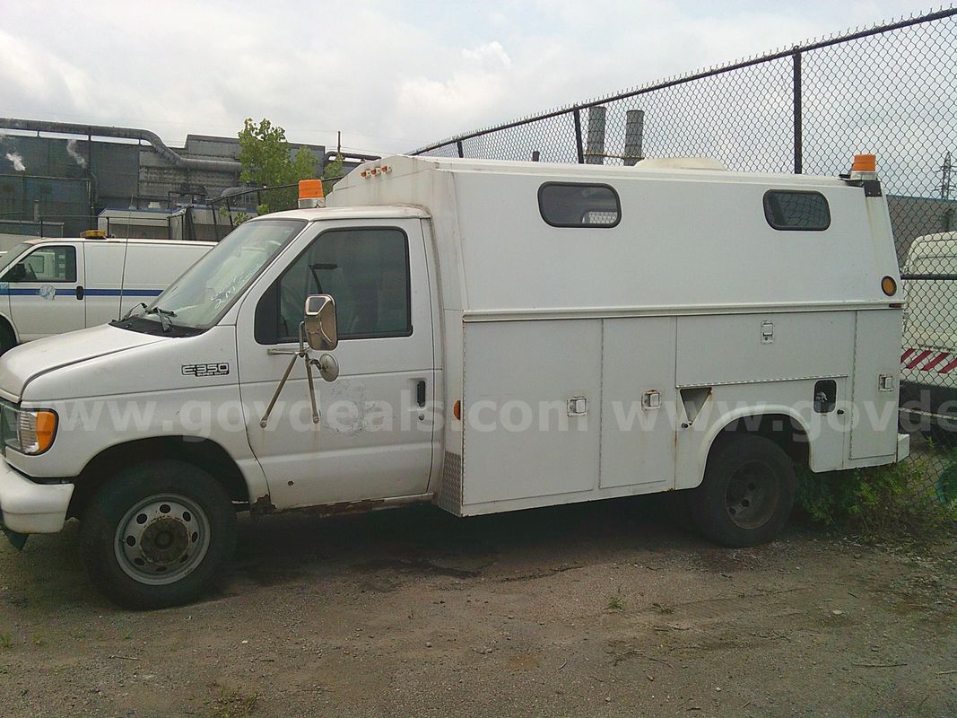 2002 Ford E-350 Utility Truck