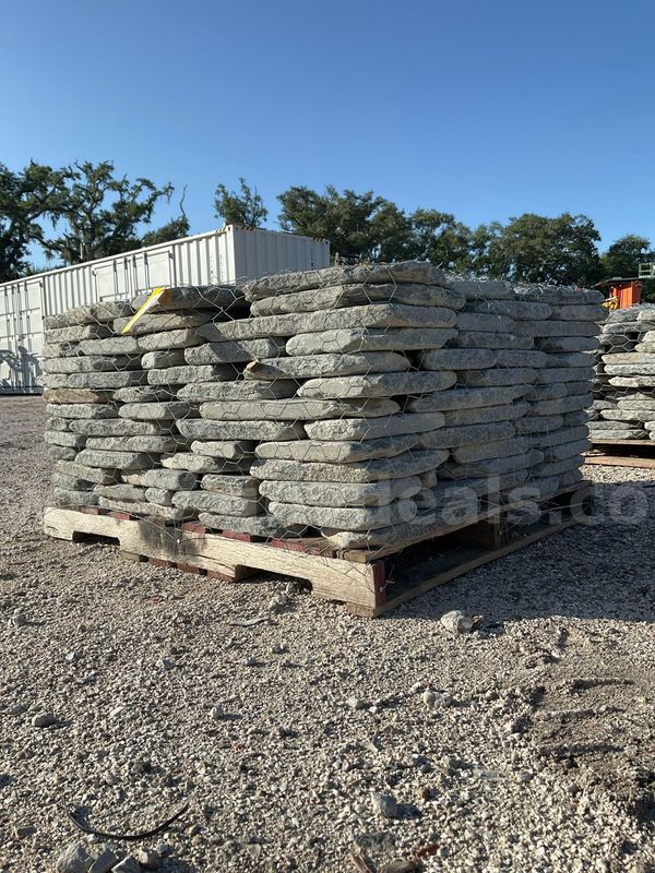 ( 1 ) PALLET OF NATURAL LANDSCAPING STONE