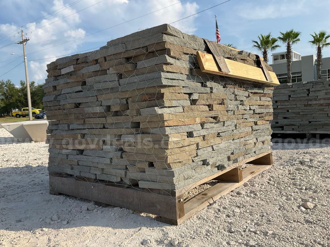 ( 1 ) PALLET OF NATURAL LANDSCAPING STONE