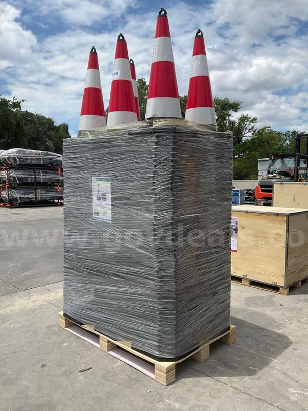 1 PALLET OF QTY: 250 UNUSED/NEW REFLECTIVE SAFETY TRAFFIC CONES, APPROX. 27.5" TALL