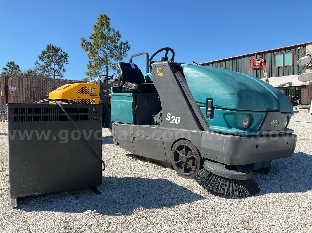 TENNANT RIDE ON FLOOR SWEEPER MODEL S20, WITH CHARGER