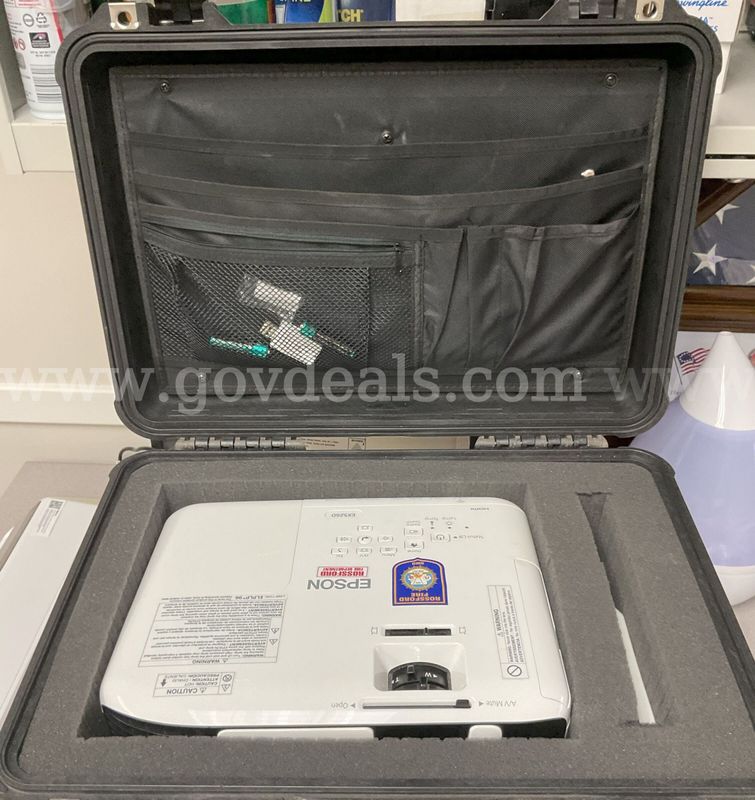 Used Epson LCD Projector EX9220 - crystal clear display. *****MUST PICK UP ITEM******
