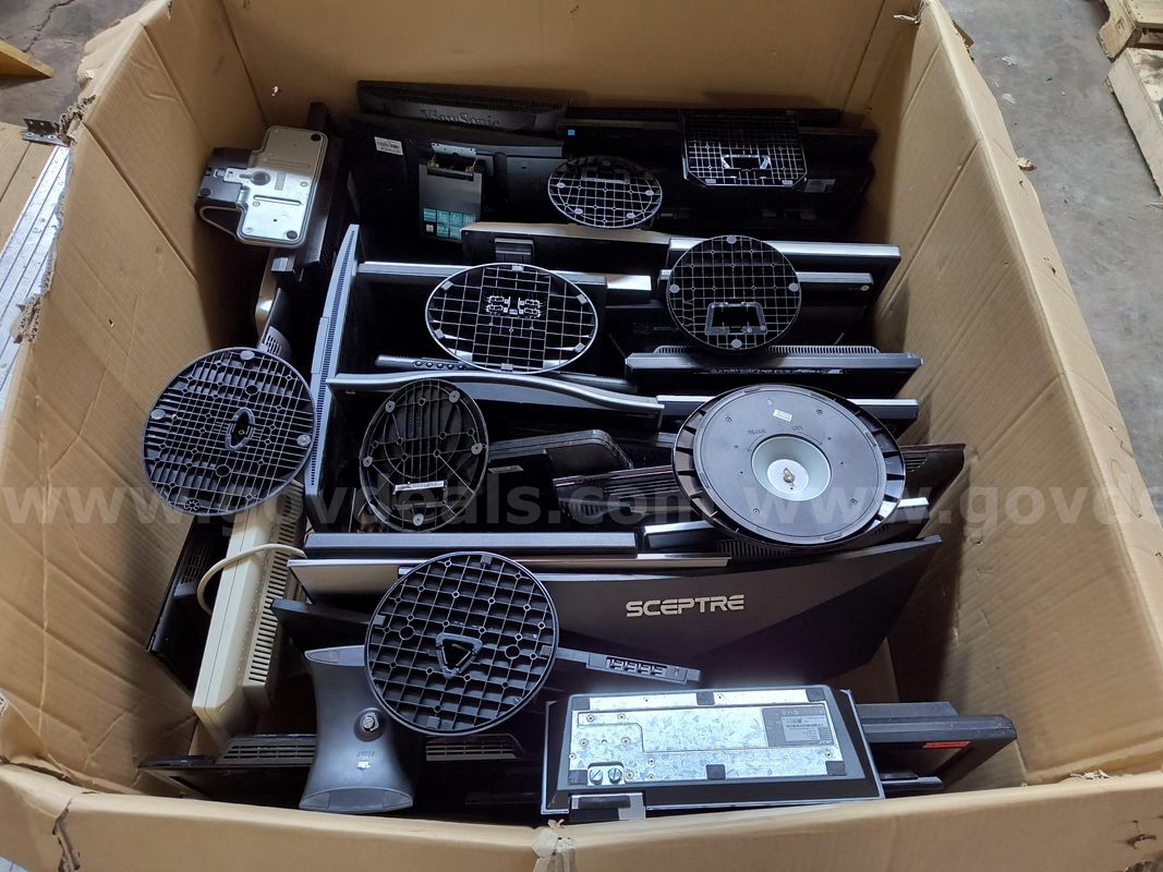 Pallet Lot of Approx 35 Flat Screen PC Computer Monitors - LOT 899