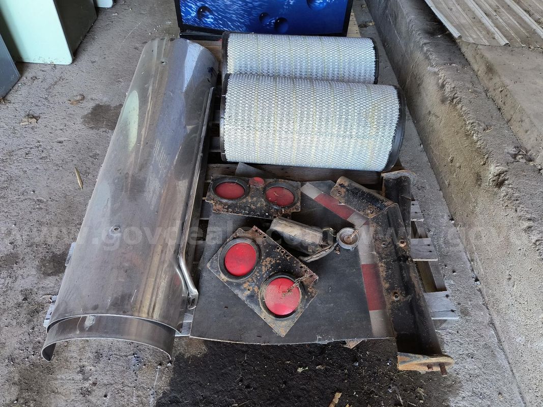 Semi Truck Parts - 1996 Western Star 4900 (LOT 916)