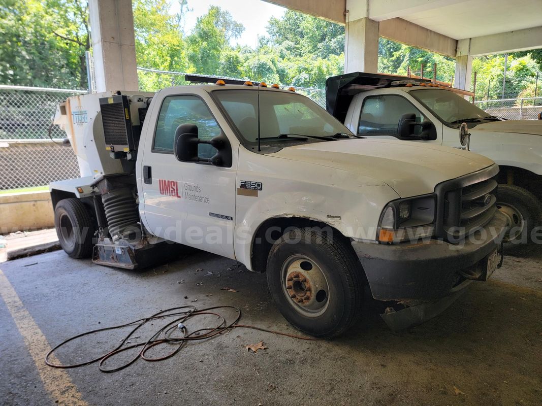 2002 Ford F-350 SD SWEEPER 7.3L V8 OHV 16V TURBO DIESEL.