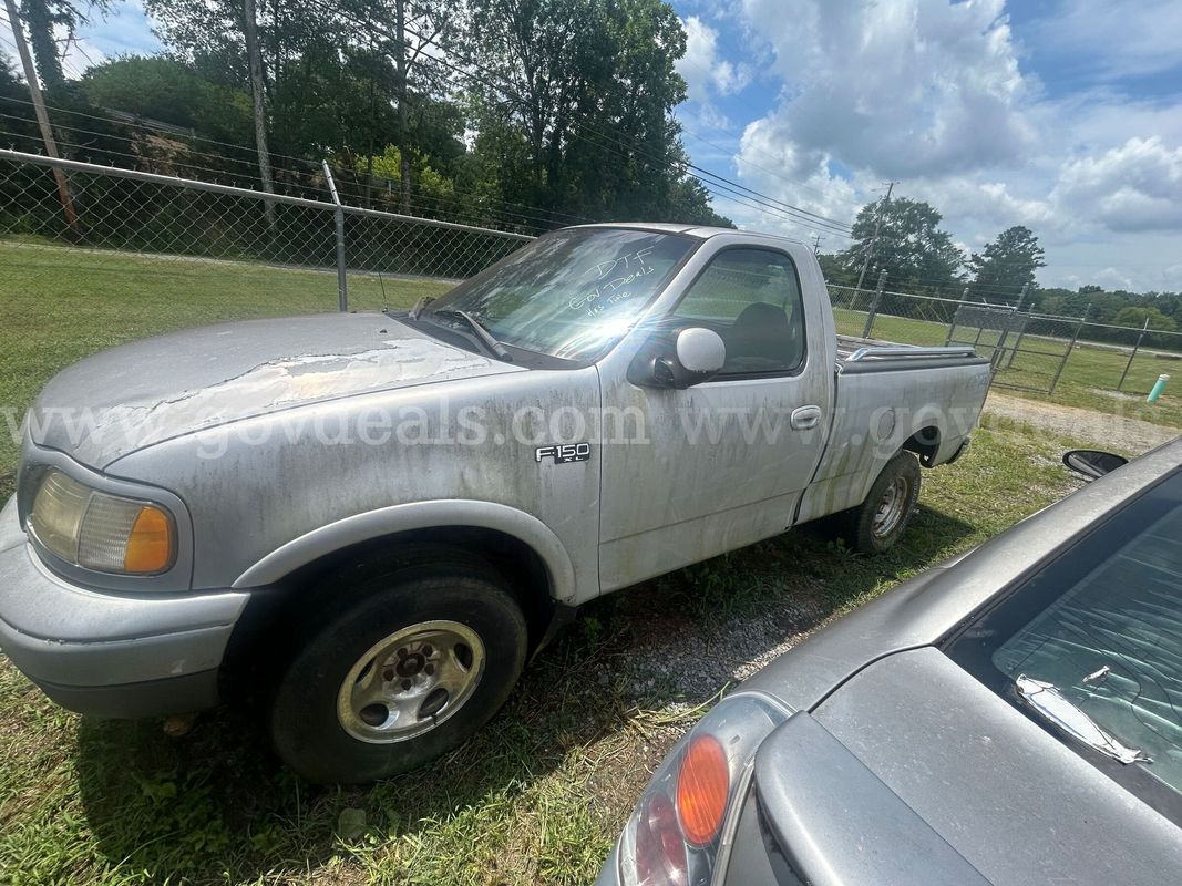 2002 Ford F-150 XL Short Bed 4WD