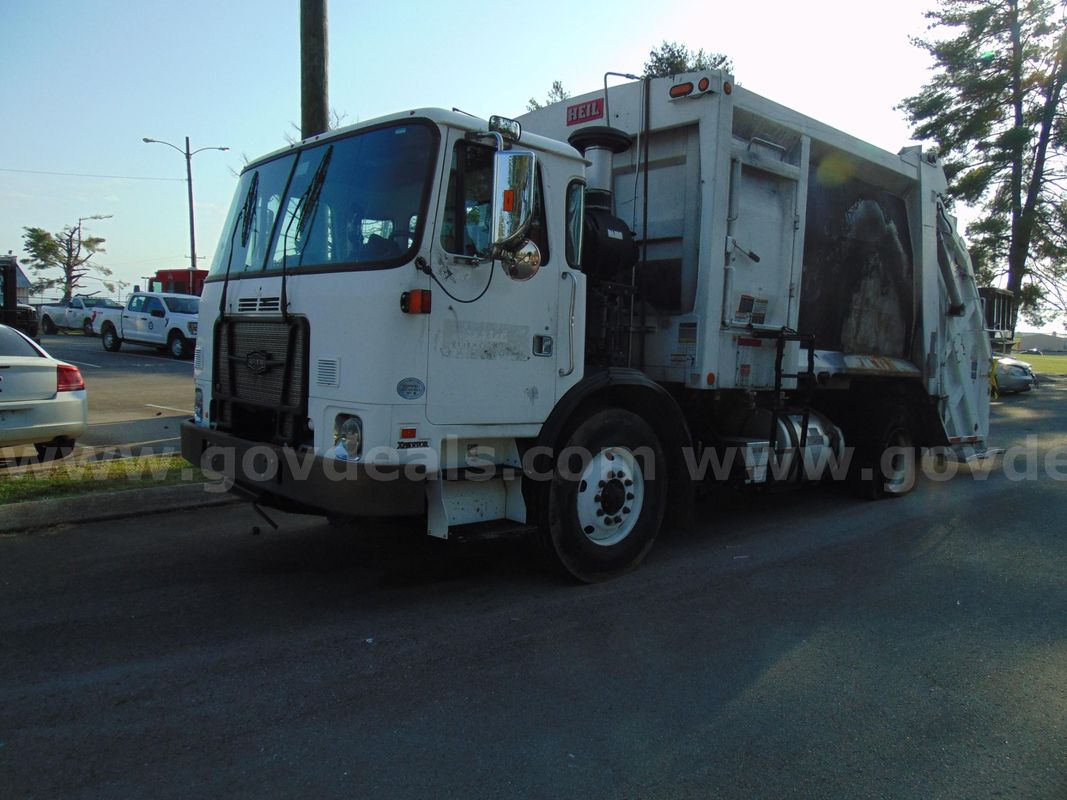 2018 Autocar Xpeditor Trash Truck - Light Lot