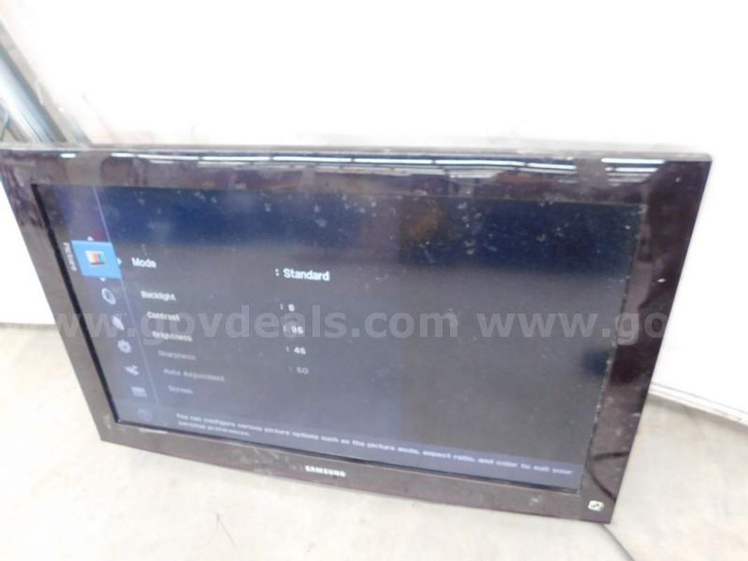 32" Samsung TV - B3