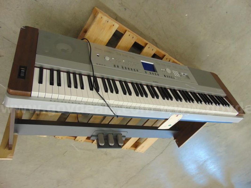 Yamaha Keyboard - C5