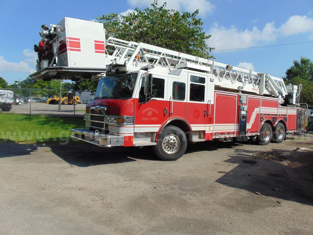 2008 Pierce Velocity Aerial Ladder Fire Truck - Outside Gate Lot