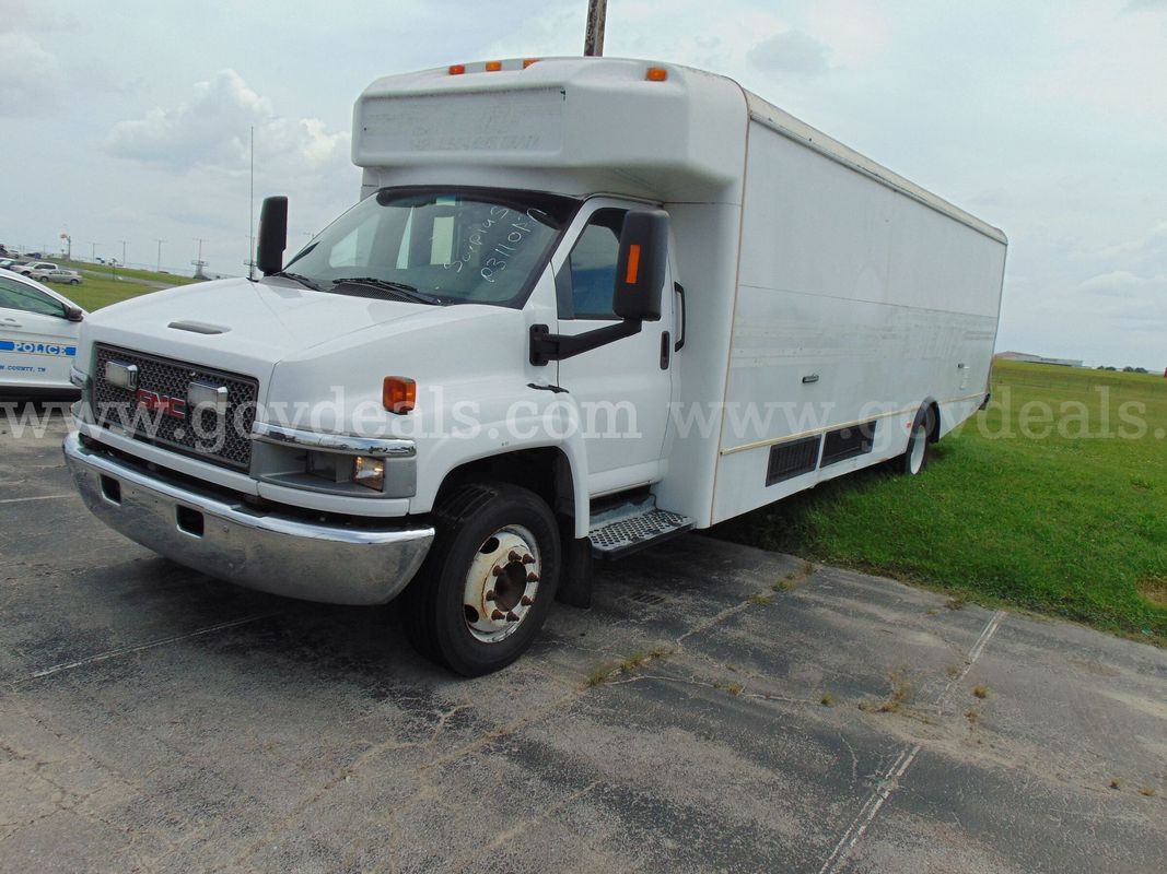 2005 GMC C5500 Bus - After Hours Lot