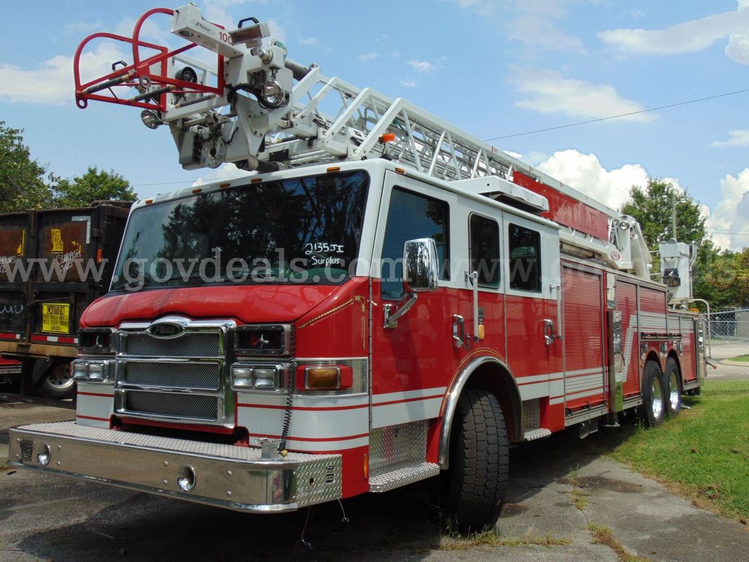 2010 Pierce Velocity Ladder Truck - Outside Gate Lot