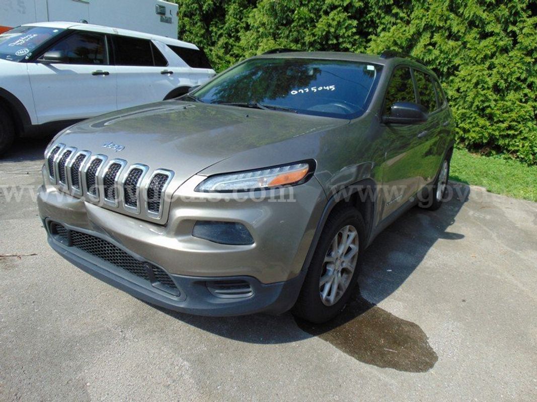 2017 Jeep Cherokee FWD SUV - Surplus Lot