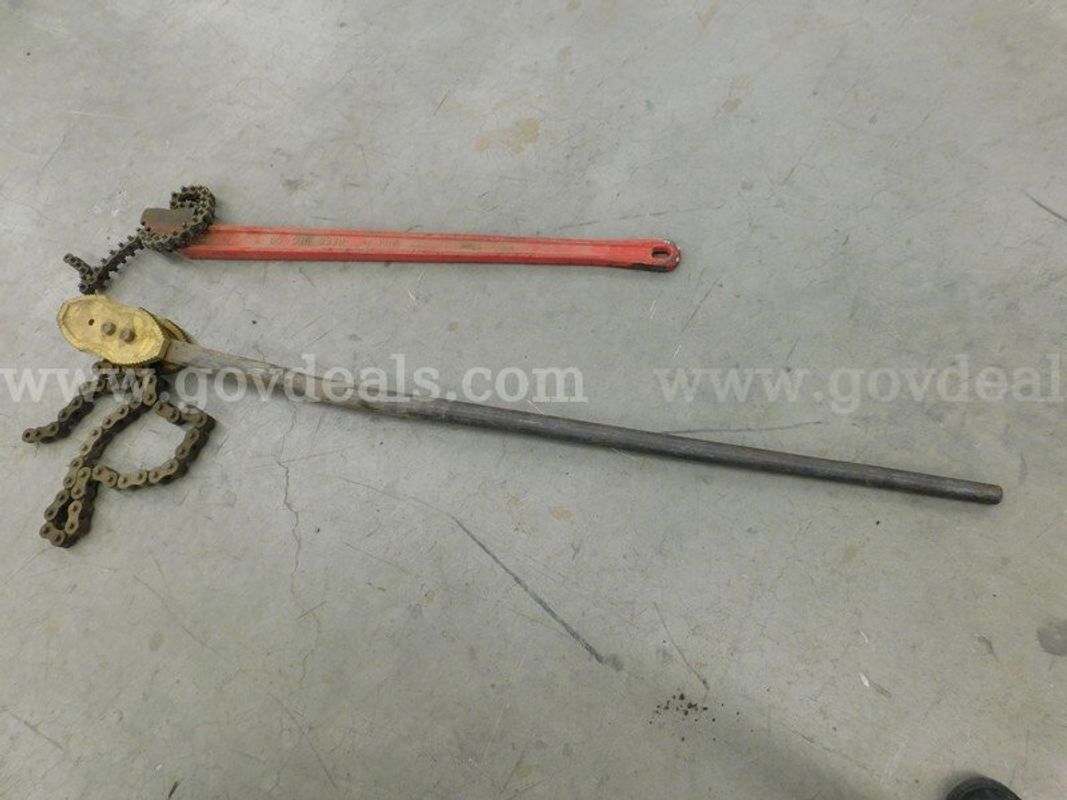 2 Pipe Tighteners w/ Chains - B8