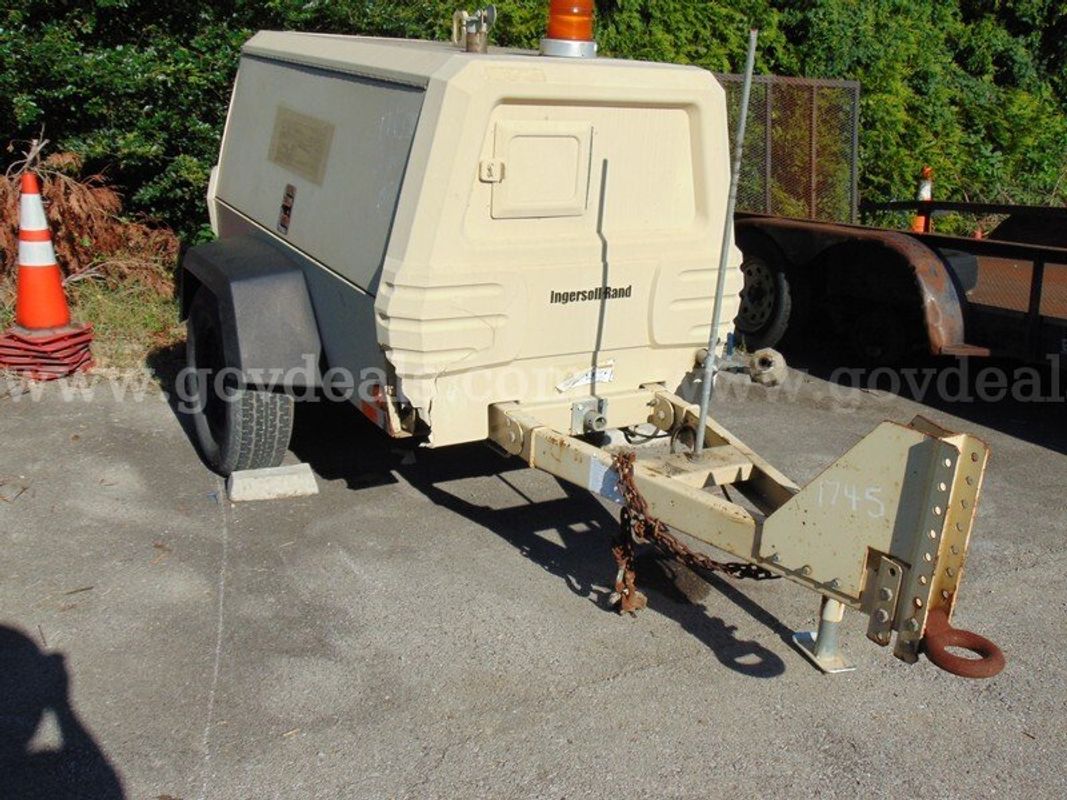 1996 Ingersoll-Rand XP185WIR Air Compressor Pull Behind - Surplus lot