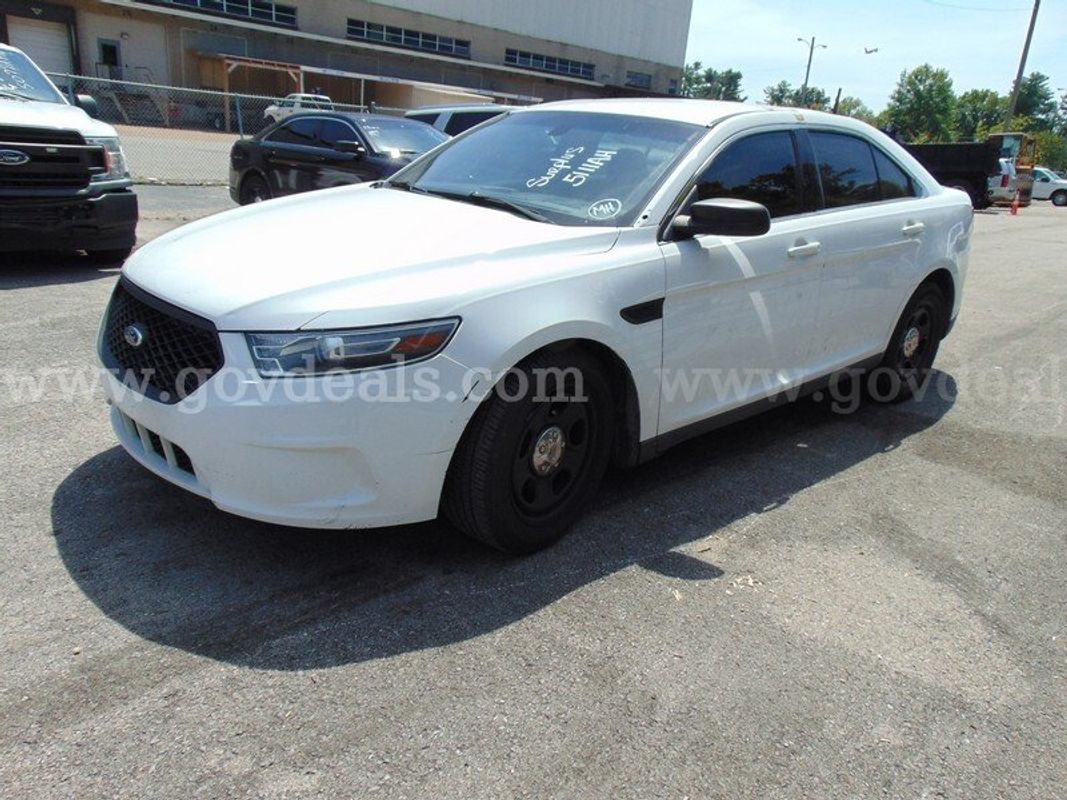 2018 Ford Taurus 4 Dr Sedan - Surplus Lot