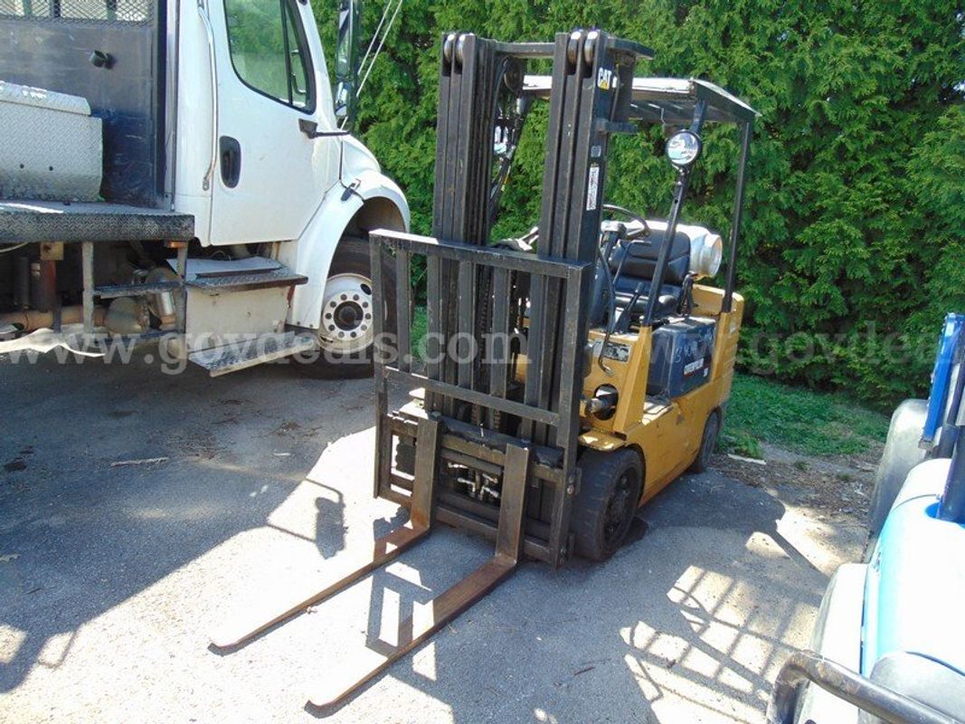 1996 Caterpillar 50 Forklift - Surplus Lot