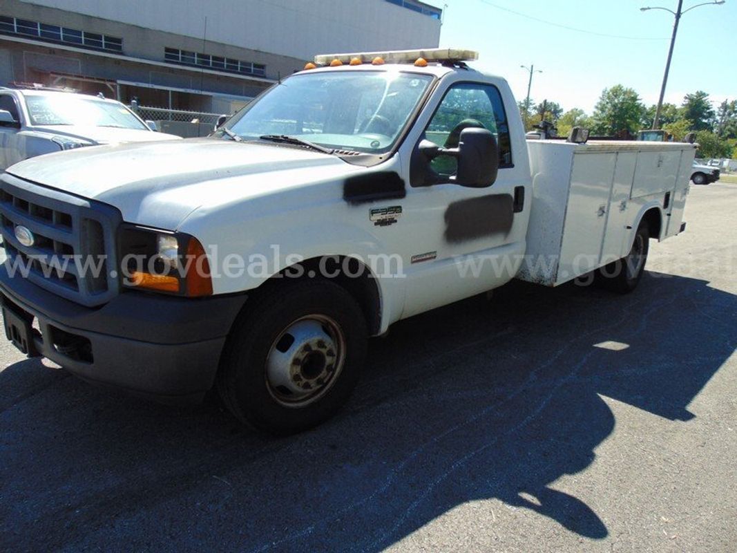 2006 Ford F-350 SD 2 WD Utility Truck - Surplus Lot