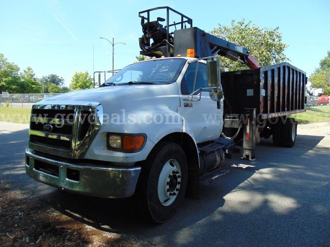 2009 Ford F-750 Knuckle Boom Truck - Outside Gate Lot