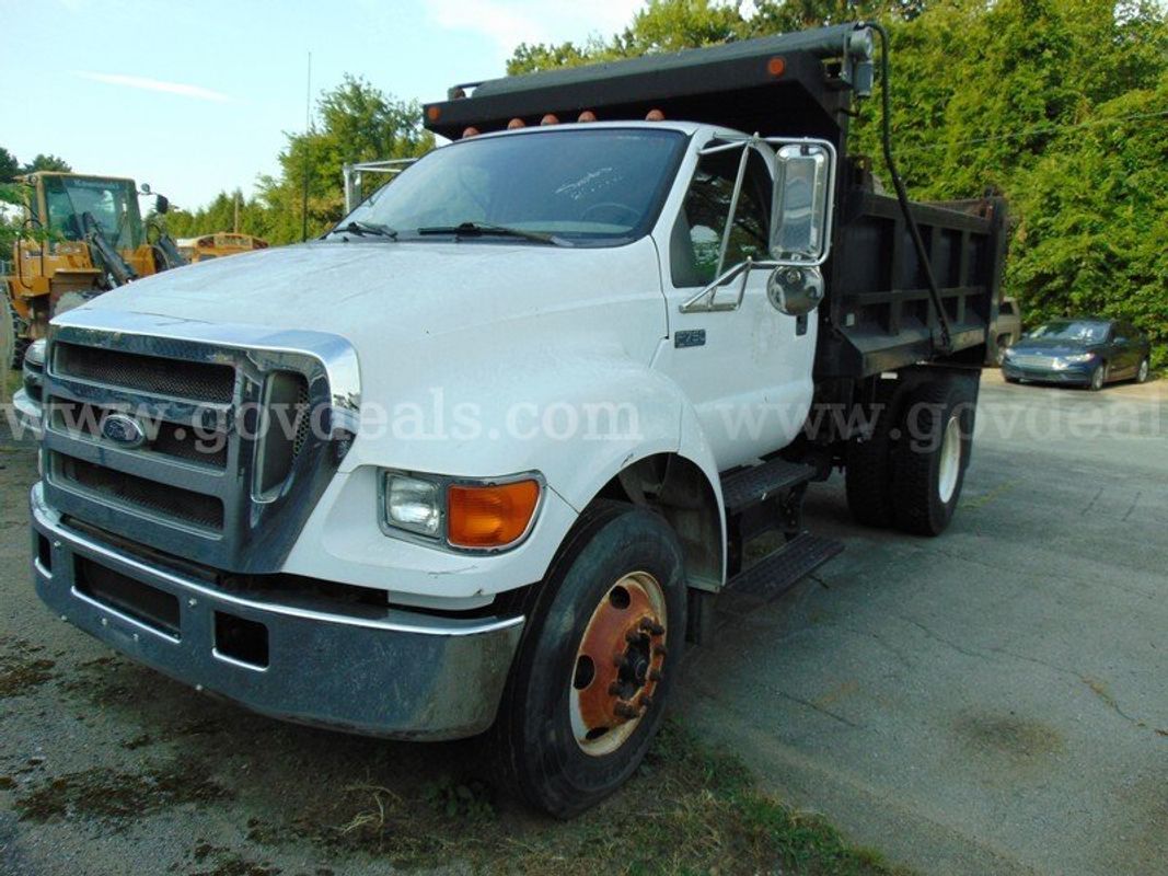 2006 Ford F-750 Dump Truck - Surplus Lot