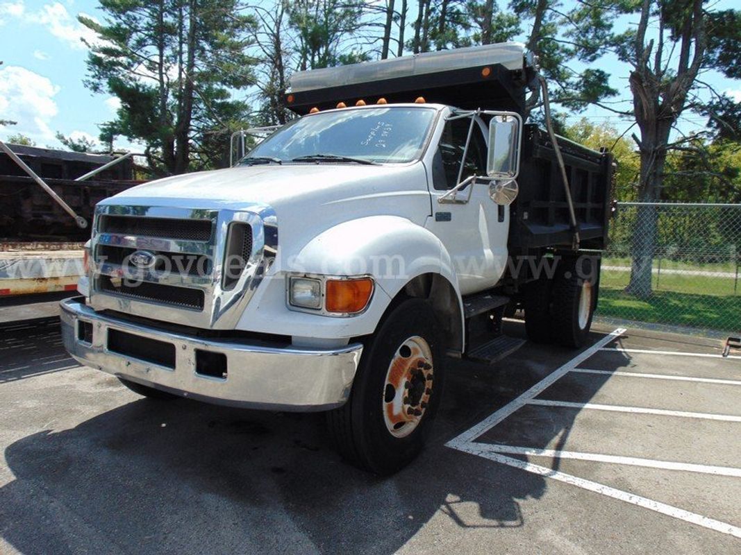 2006 Ford F-750 Dump Truck - Light Lot