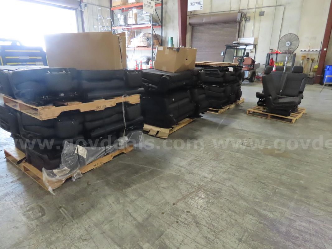 (19) 2025 Chevrolet Tahoe Second Row Split Bench Seats